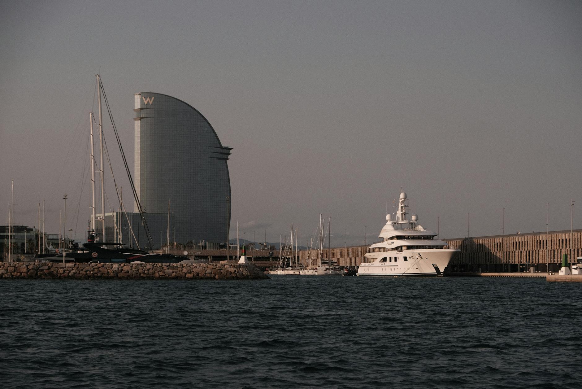 Plakat informujący o wyprzedaży garażowej i wesołym miasteczku w Dusznikach-Zdroju