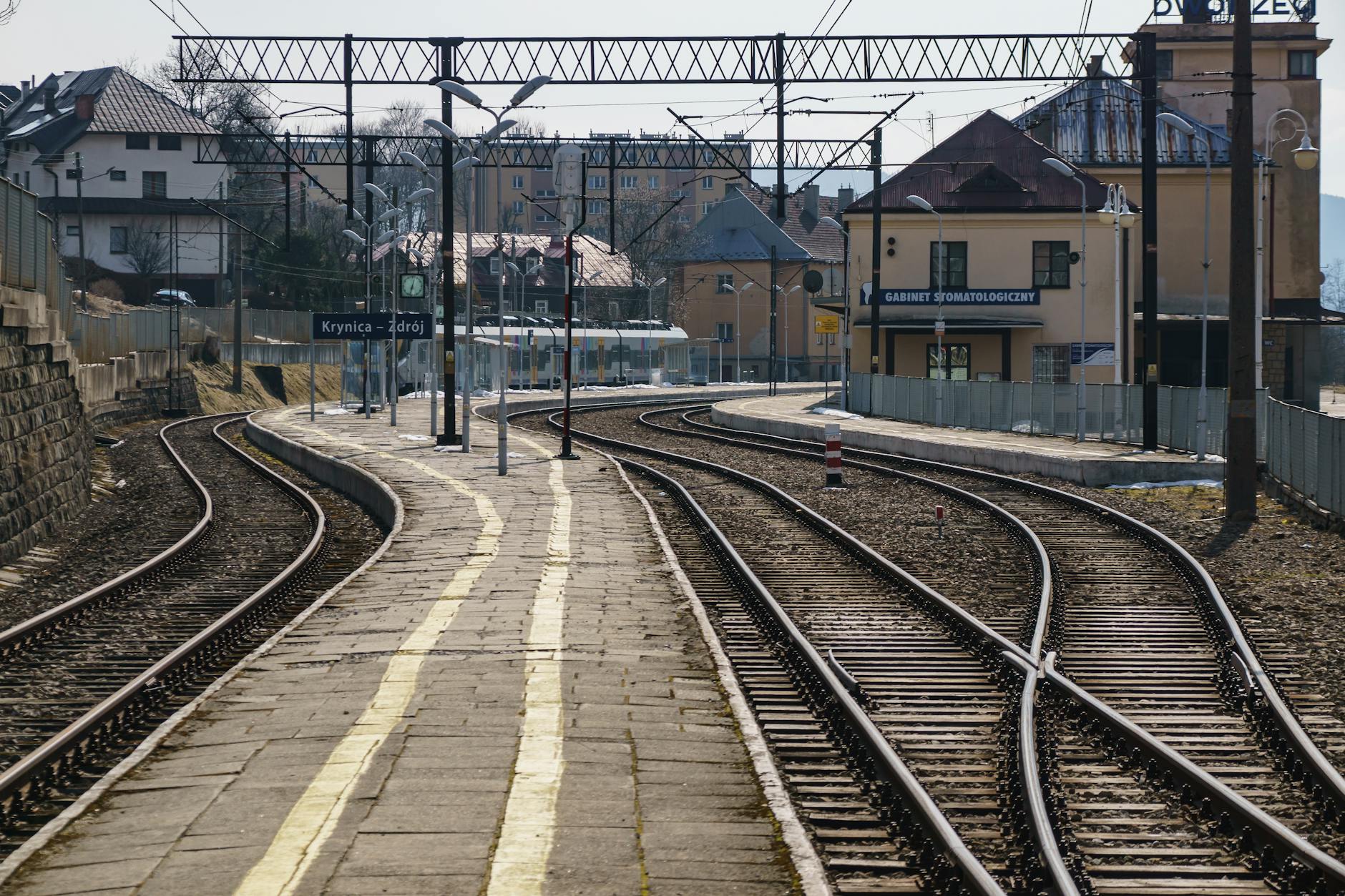 Panorama uzdrowiskowego miasta Duszniki-Zdrój z górami w tle.