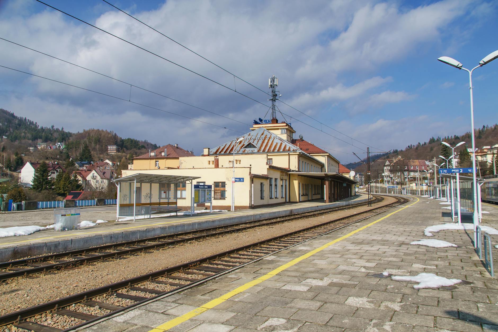 Malowniczy widok uzdrowiska Duszniki-Zdrój z górami w tle