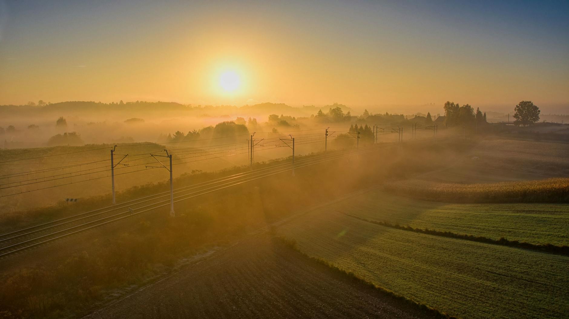 Ogród w Dusznikach-Zdroju z młodymi sadzonkami, symbolizujący nadejście wiosny po ustąpieniu przymrozków.